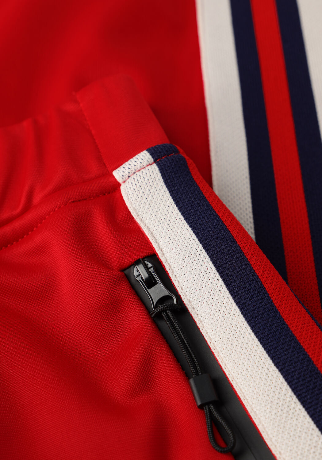 HAUTE L'AMITI&Eacute; BAGGY RN TRACK TALL PANTS Pantalons en rouge - large