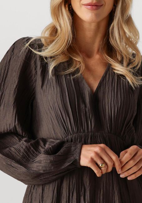 NEO NOIR Robe maxi SILFI CREPE DRESS en marron - large