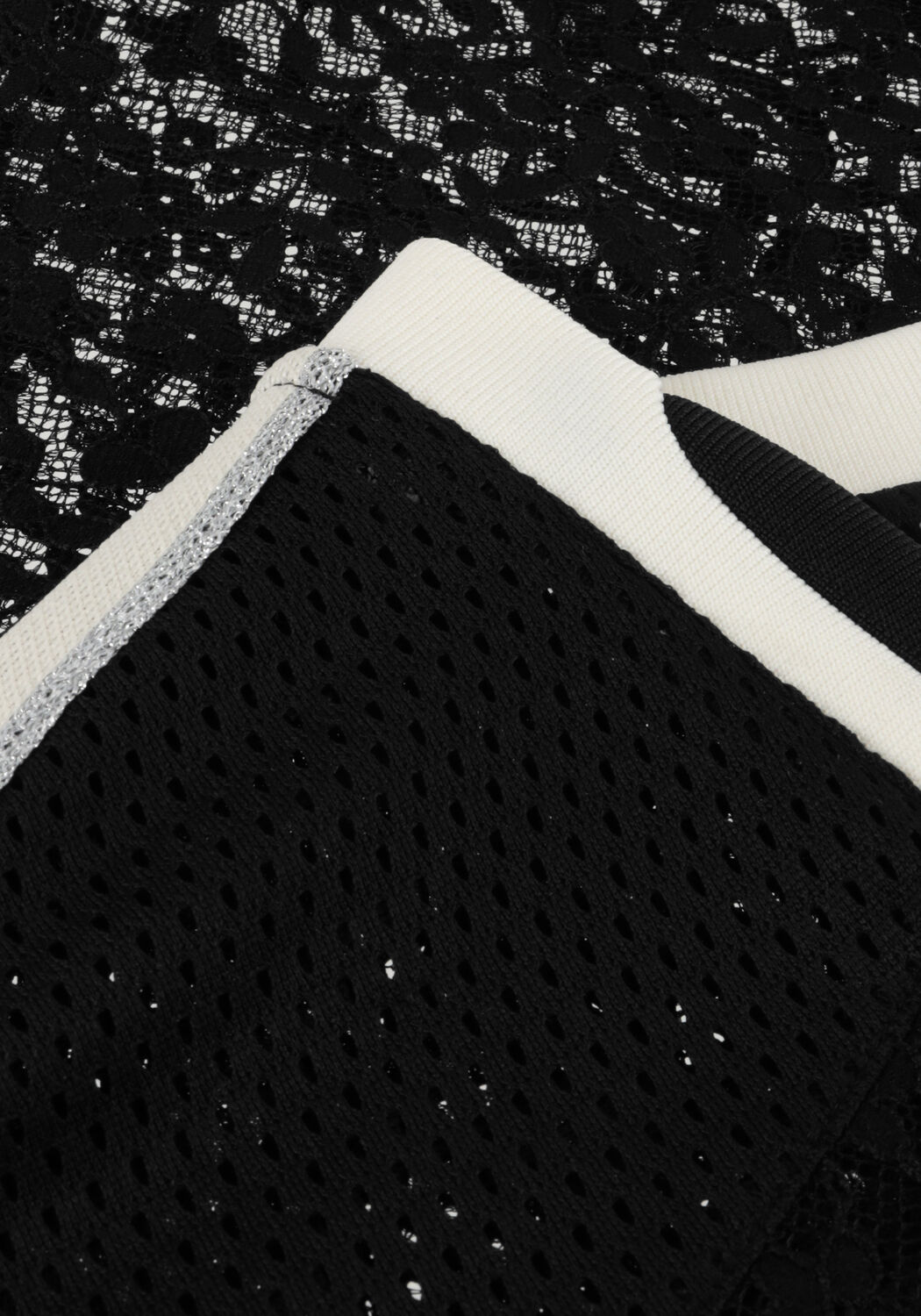 HAUTE L'AMITI&Eacute; LACE FOOTBALL V-BLOUSE Hauts & T-shirts en noir - large