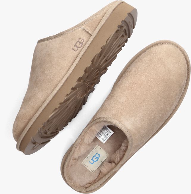 UGG M CLASSIC SLIP-ON Chaussons en beige - large