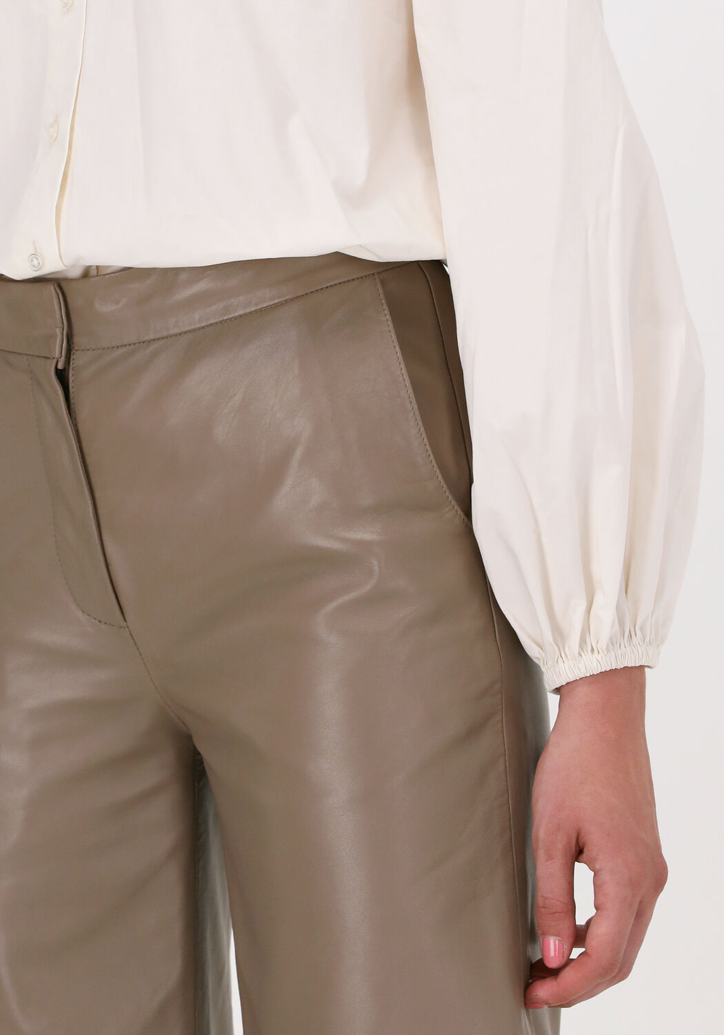 JUST FEMALE Pantalon ROXY LEATHER TROUSERS en taupe Omoda