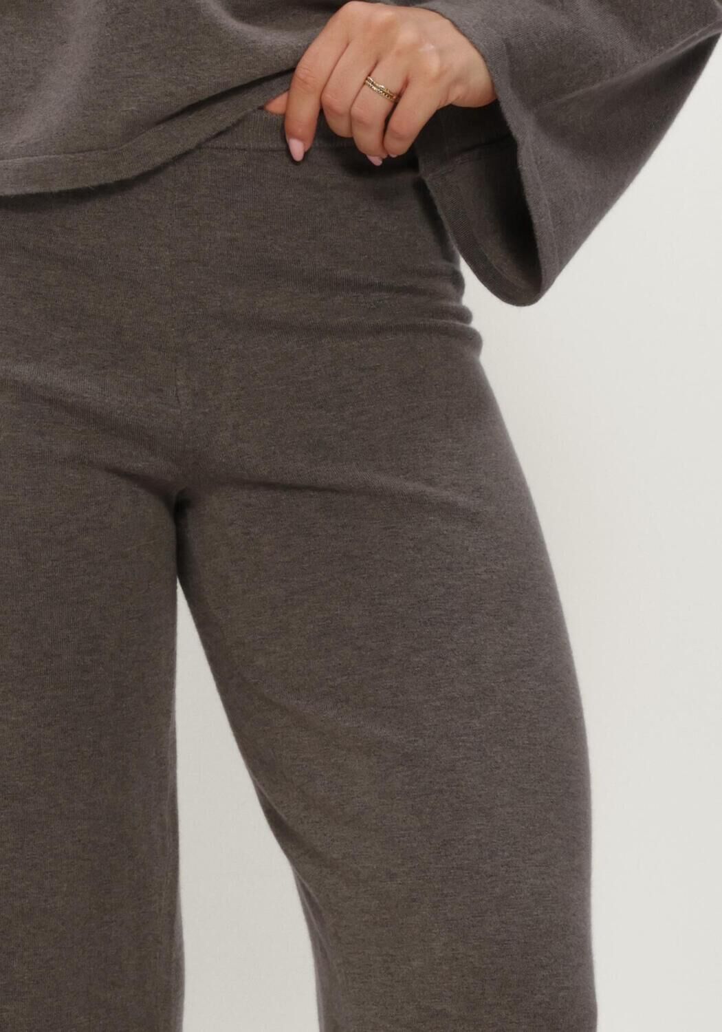 BOII STUDIOS Pantalon large GEIFA en taupe - large