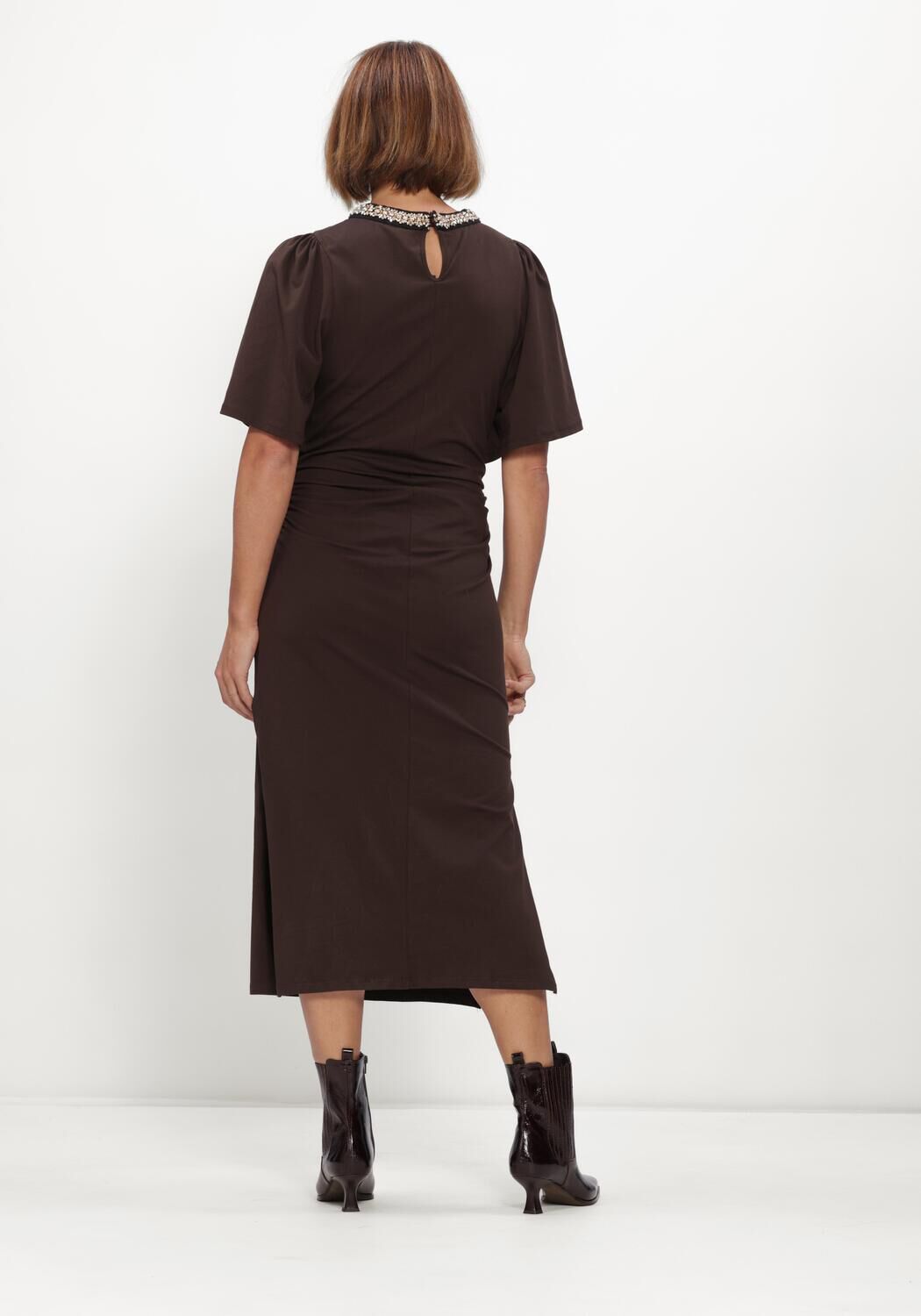 Bruine BRUUNS BAZAAR Midi jurk ALNUSBBNATHALA TRIM DRESS - large
