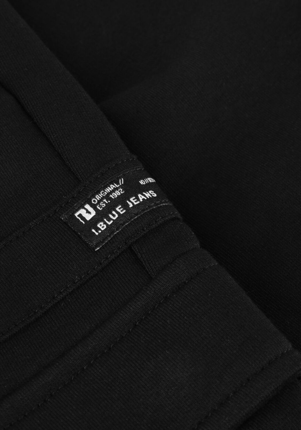 INDIAN BLUE JEANS Pantalon courte CARGO JOG SHORT en noir - large