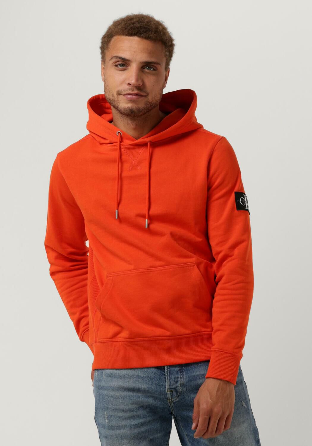 Oranje CALVIN KLEIN Sweater MONOLOGO SLEEVE BADGE HOODIE Omoda