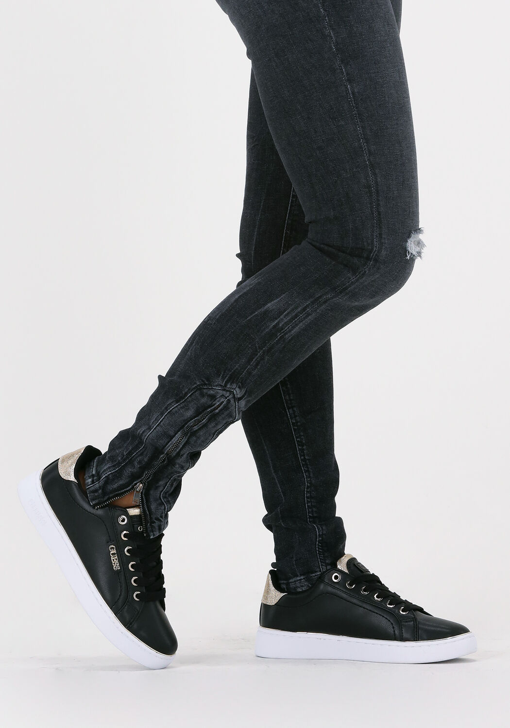 GUESS Baskets basses BECKIE en noir - large