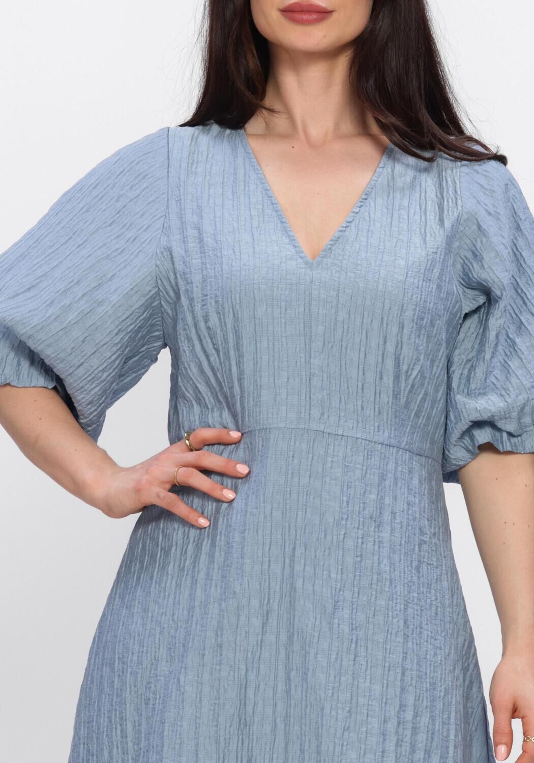 SELECTED WOMEN Robe midi SLFMADDIE SS CLOSED BACK MIDI DRESS en bleu - large