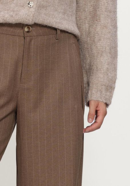 NEO NOIR Pantalon ESSIALL PINSTRIPE PANTS en marron - large