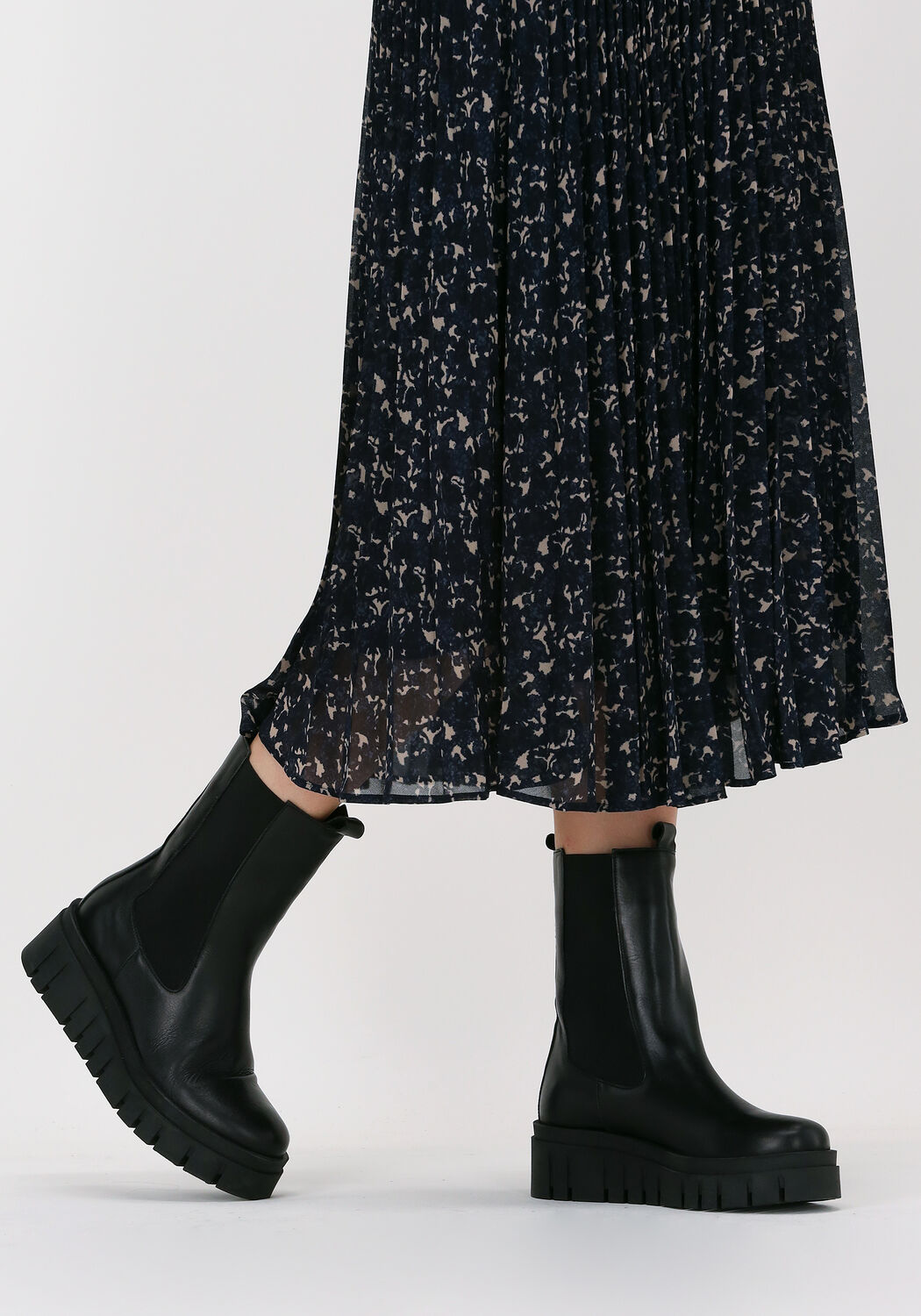 Zwarte OMODA  T244 - large