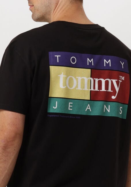TOMMY JEANS T-shirt TJM REG POP COLOR FLAG en noir - large