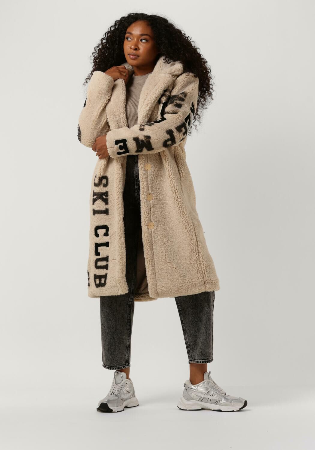 GOOSECRAFT Manteau Teddy RHONDA SCRIPT COAT en beige Omoda