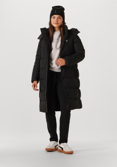 CALVIN KLEIN Veste matelassé MONOLOGO NON-DOWN LONG PUFFER en noir - large