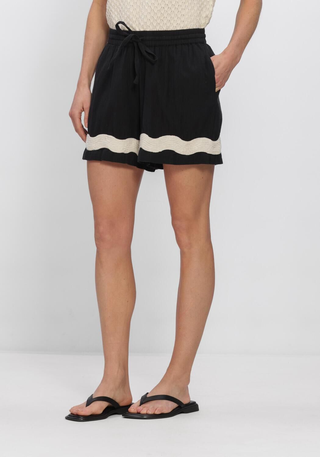 OBJECT Pantalon courts OBJMARICA MW EMBROIDERED SHORTS en noir