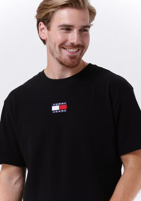 TOMMY JEANS T-shirt TJM TOMMY BADGE TEE en noir - large