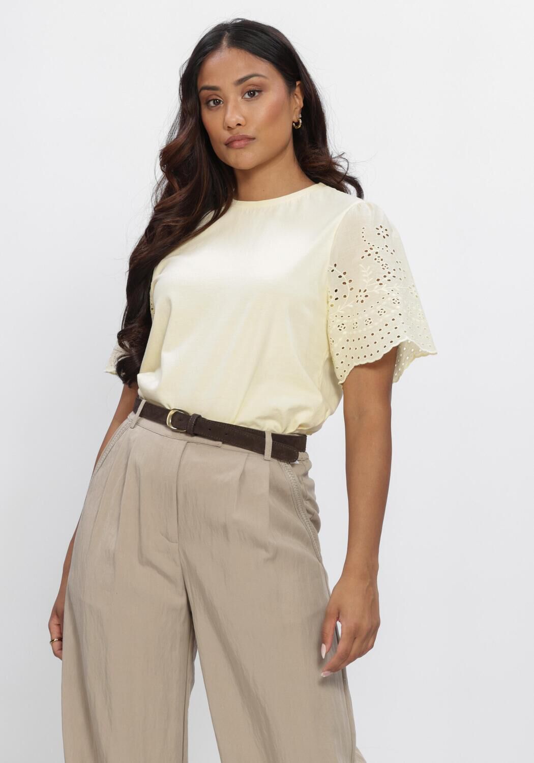 Y.A.S. T-shirt YASLEX SS TOP W. EMB SLEEVES S. en jaune - large