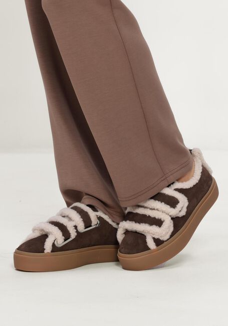 INUIKII SHEARLING LOW VELCRO Chaussures &agrave; enfiler en marron - large