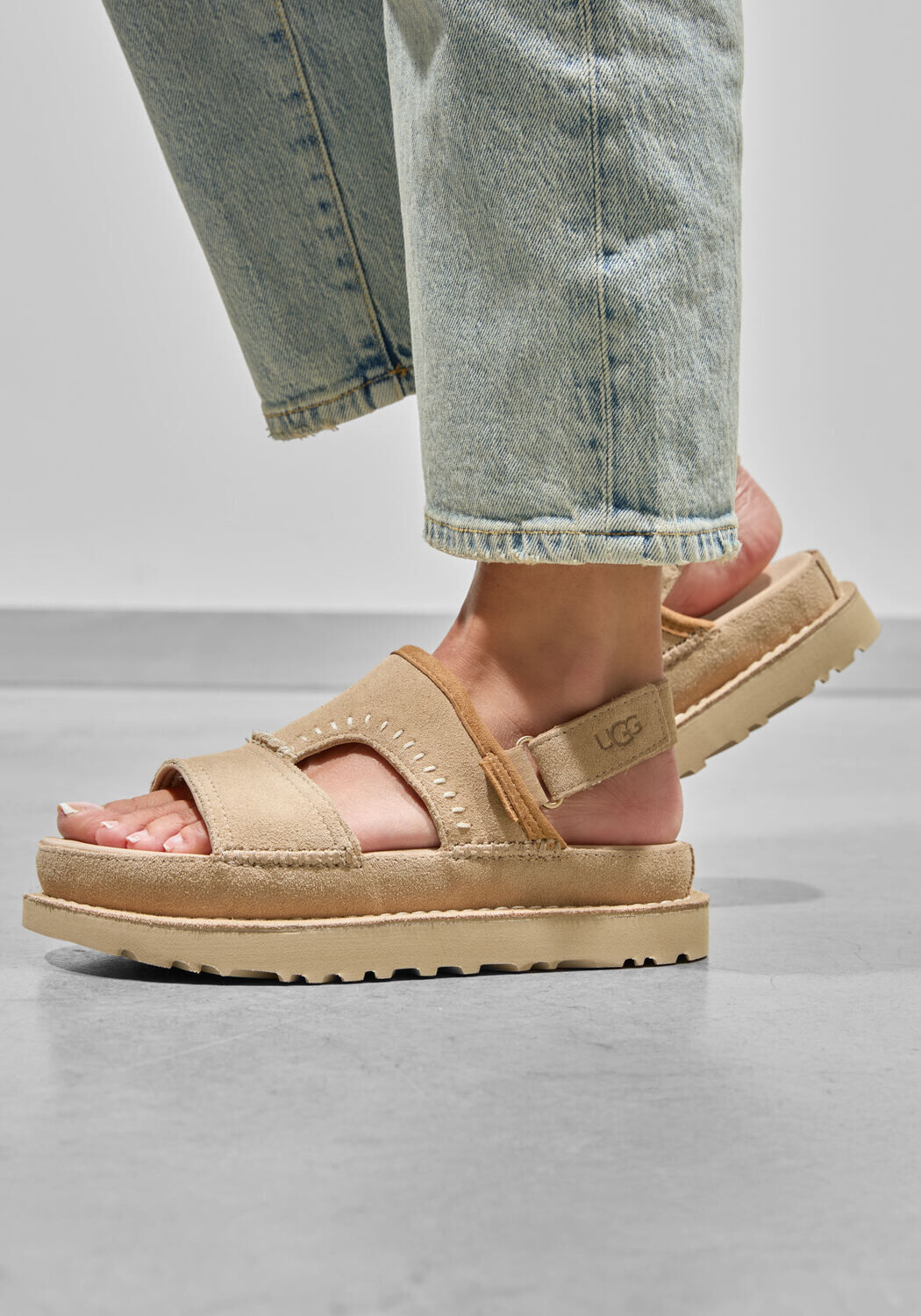 Beige UGG Sandalen W GOLDENSTAR REGENERATE - medium