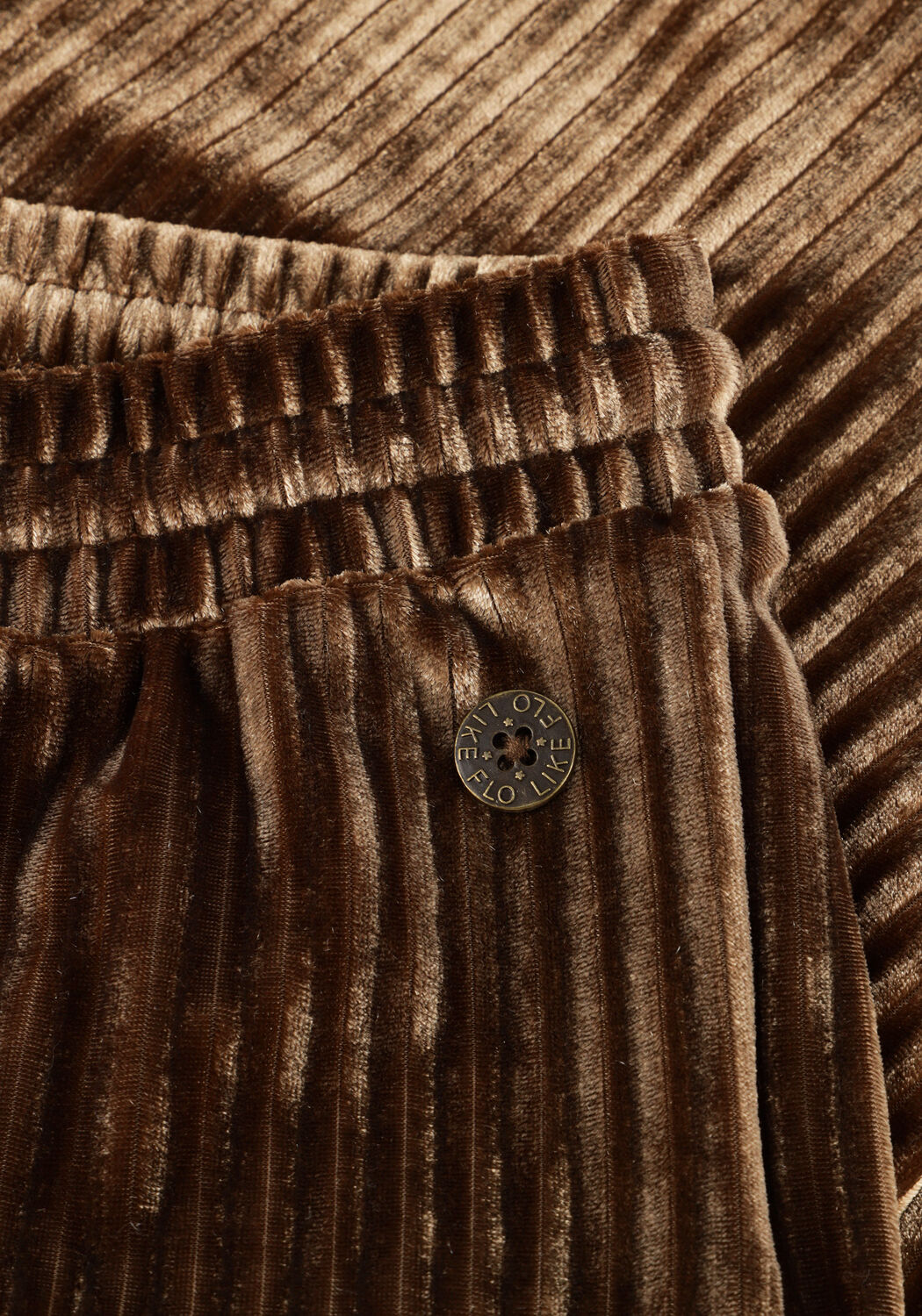 LIKE FLO Pantalon large FEM FLO VELVET en marron - large