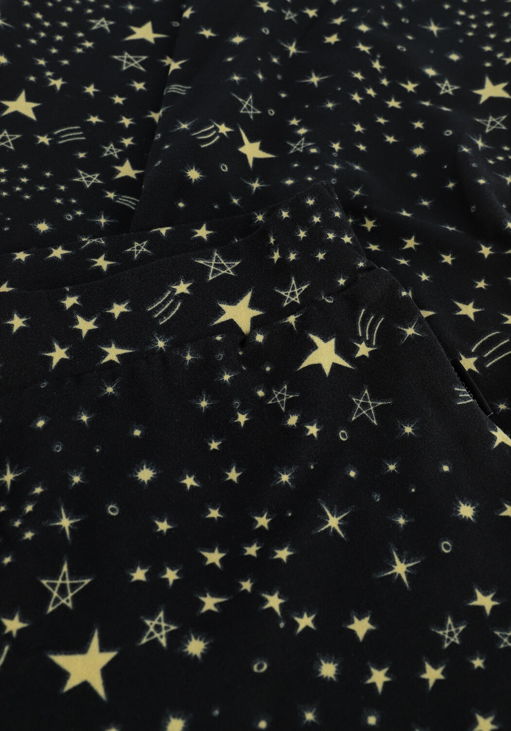 COLOURFUL REBEL Pantalon &eacute;vas&eacute; COSMIC PEACHED FLARE PANTS en noir - large