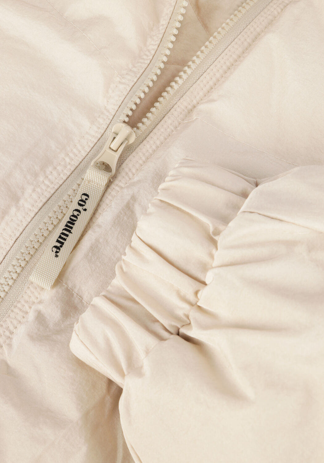 CO'COUTURE Veste matelass&eacute; FROSTY CROP PURR JACKET en beige - large