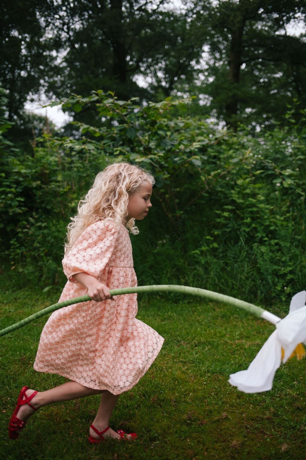 DAILY BRAT Robe midi FLOWERLY DRESS en rose - large