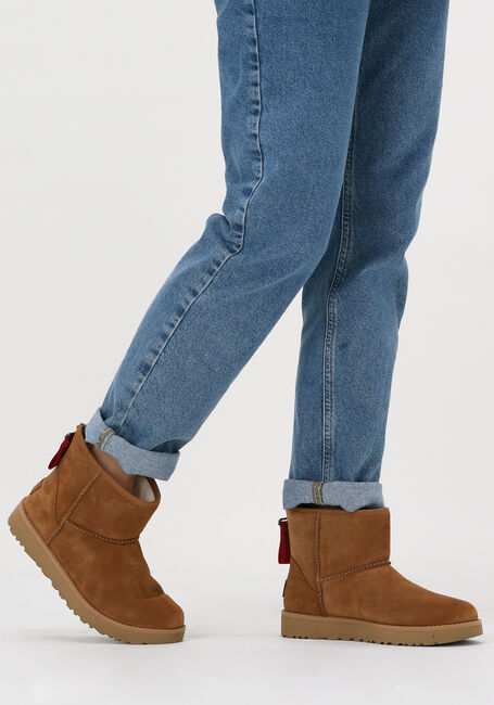 Camel UGG  W CLASSIC MINI LOGO ZIP - large