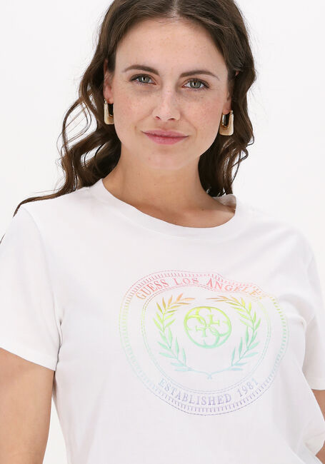 GUESS T-shirt EMBLEM LOGO EASY FIT en blanc - large