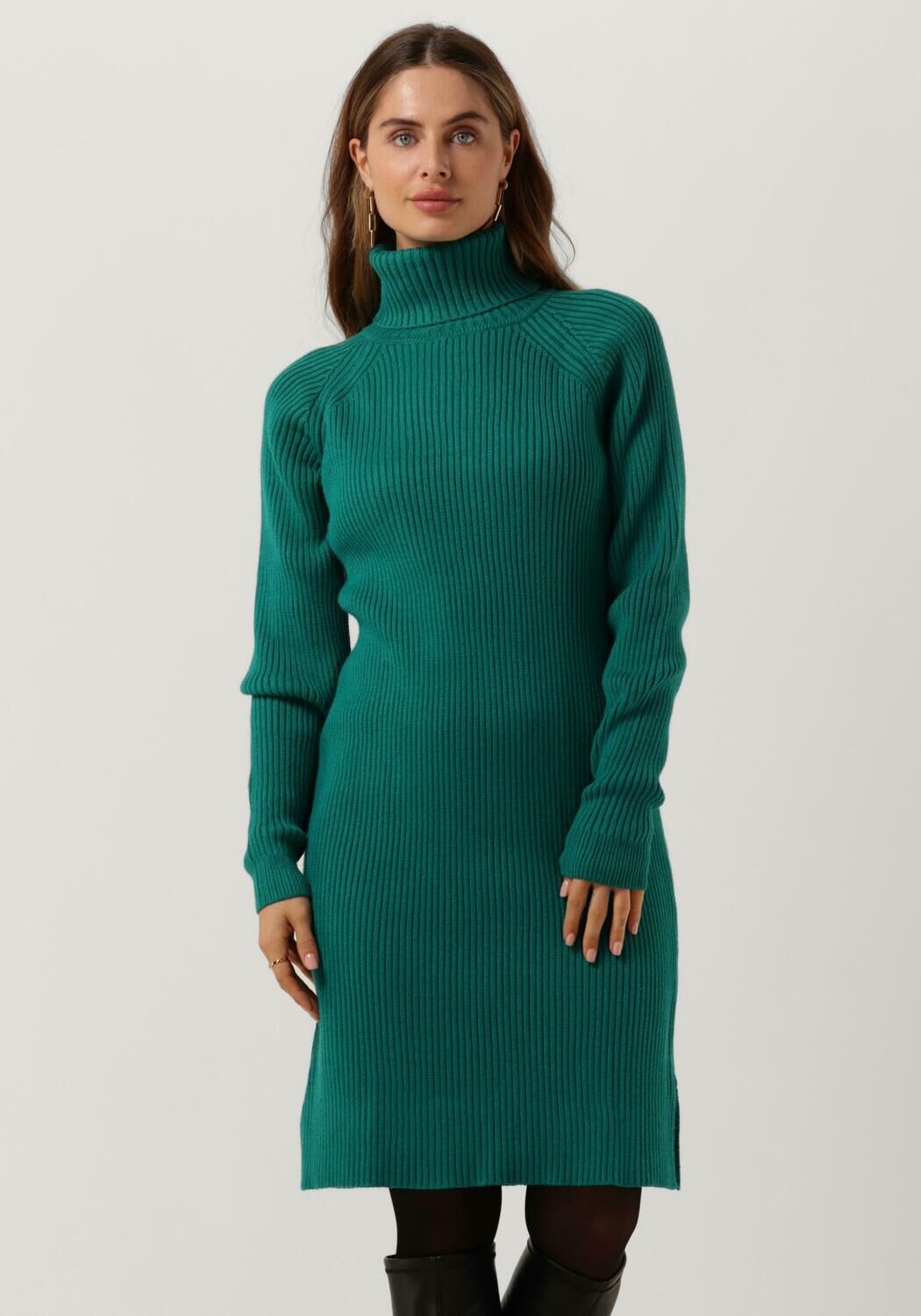 Groene MINUS Mini jurk AVA KNIT TURTLENECK DRESS Omoda
