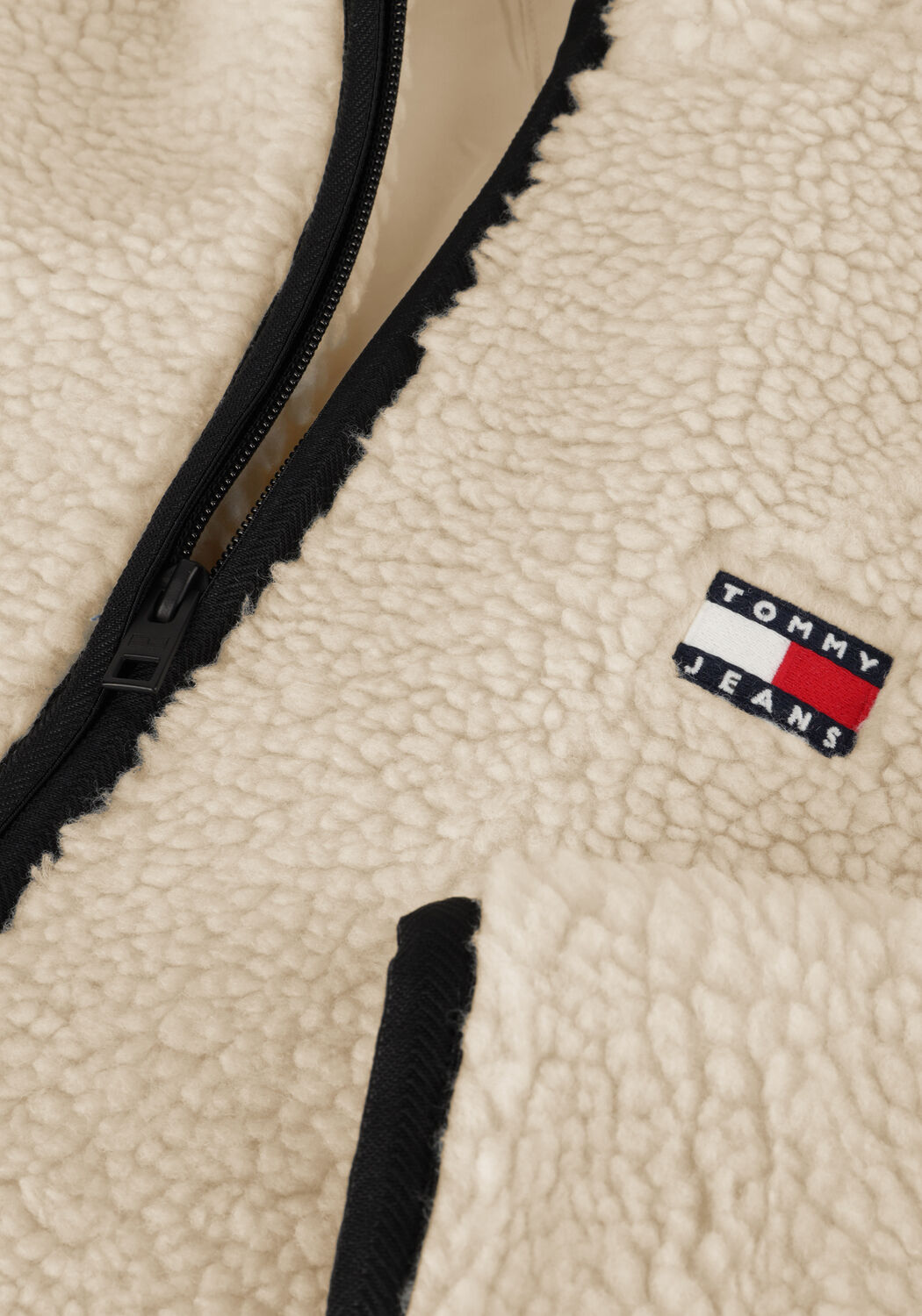 TOMMY JEANS Gilet TJM REG BADGE TEDDY en beige - large