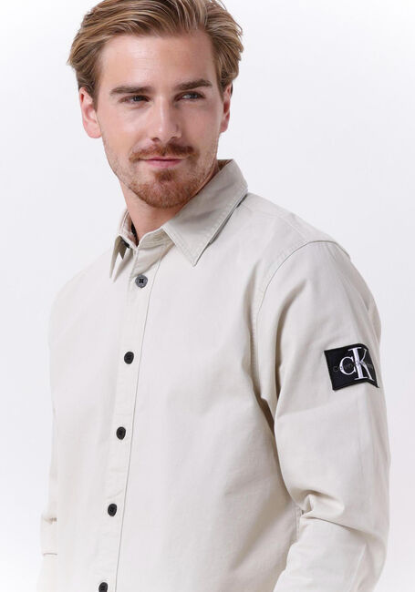 CALVIN KLEIN Surchemise MONOLOGO BADGE RELAXED SHIRT en beige - large