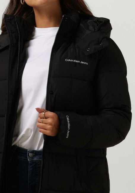 CALVIN KLEIN Veste matelassé MONOLOGO NON DOWN LONG PUFFER en noir - large