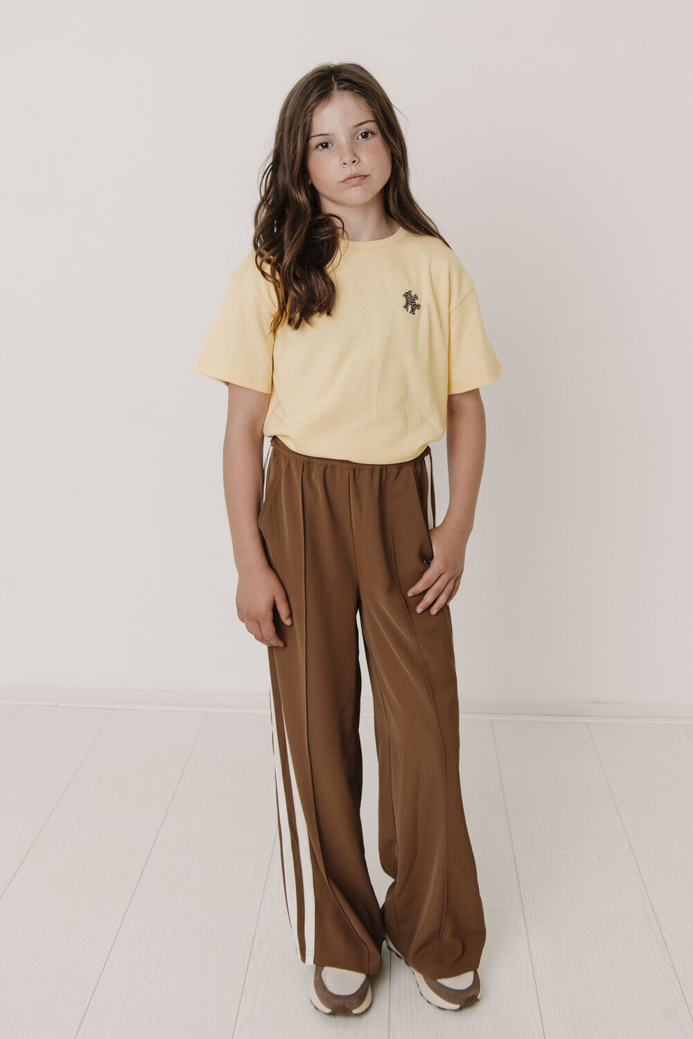 FRANKIE & LIBERTY Pantalon large TEGAN TRACKSUIT PANT en marron - large