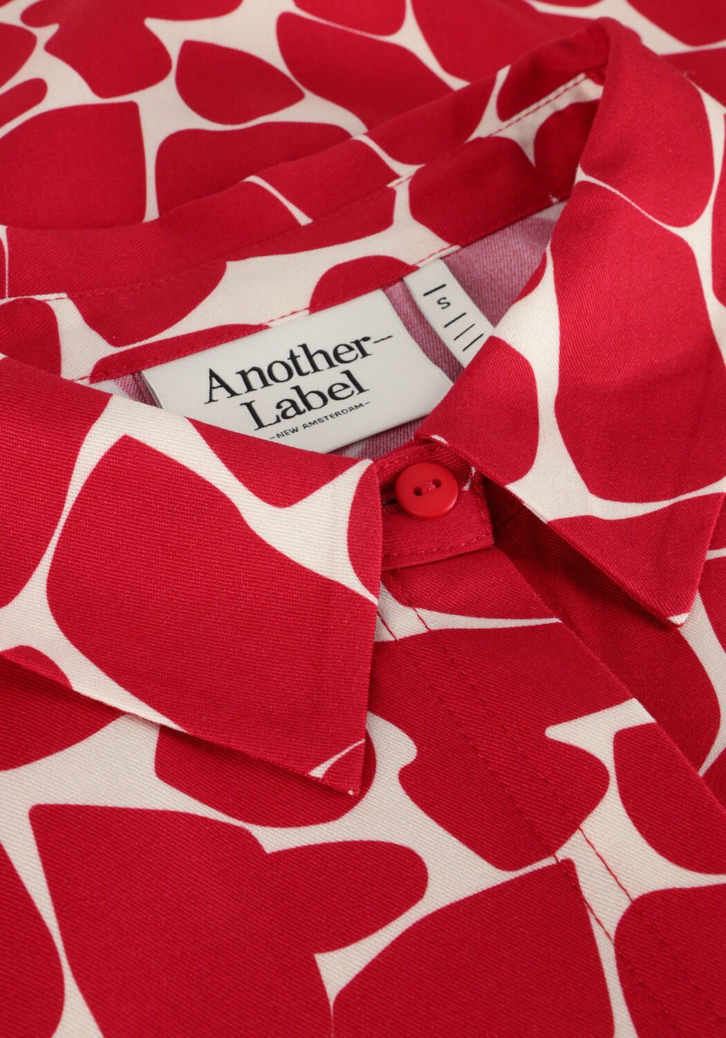 ANOTHER LABEL DREISER GRAPHIC SHIRT Blouses en rouge - large