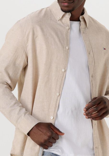 TOMMY JEANS Chemise décontracté TJM REG LINEN BLEND LS SHIRT EXT en beige - large
