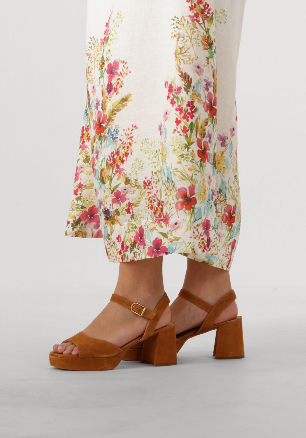 UNISA Sandales &agrave; talons NEY en camel - large