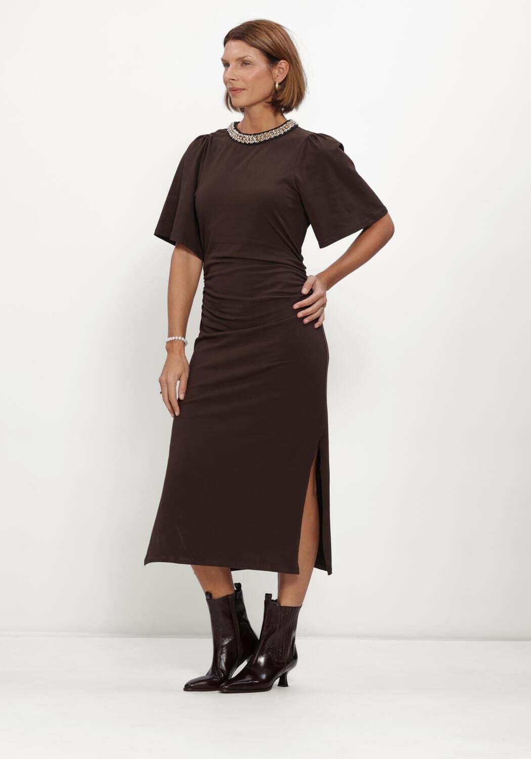 Bruine BRUUNS BAZAAR Midi jurk ALNUSBBNATHALA TRIM DRESS - large