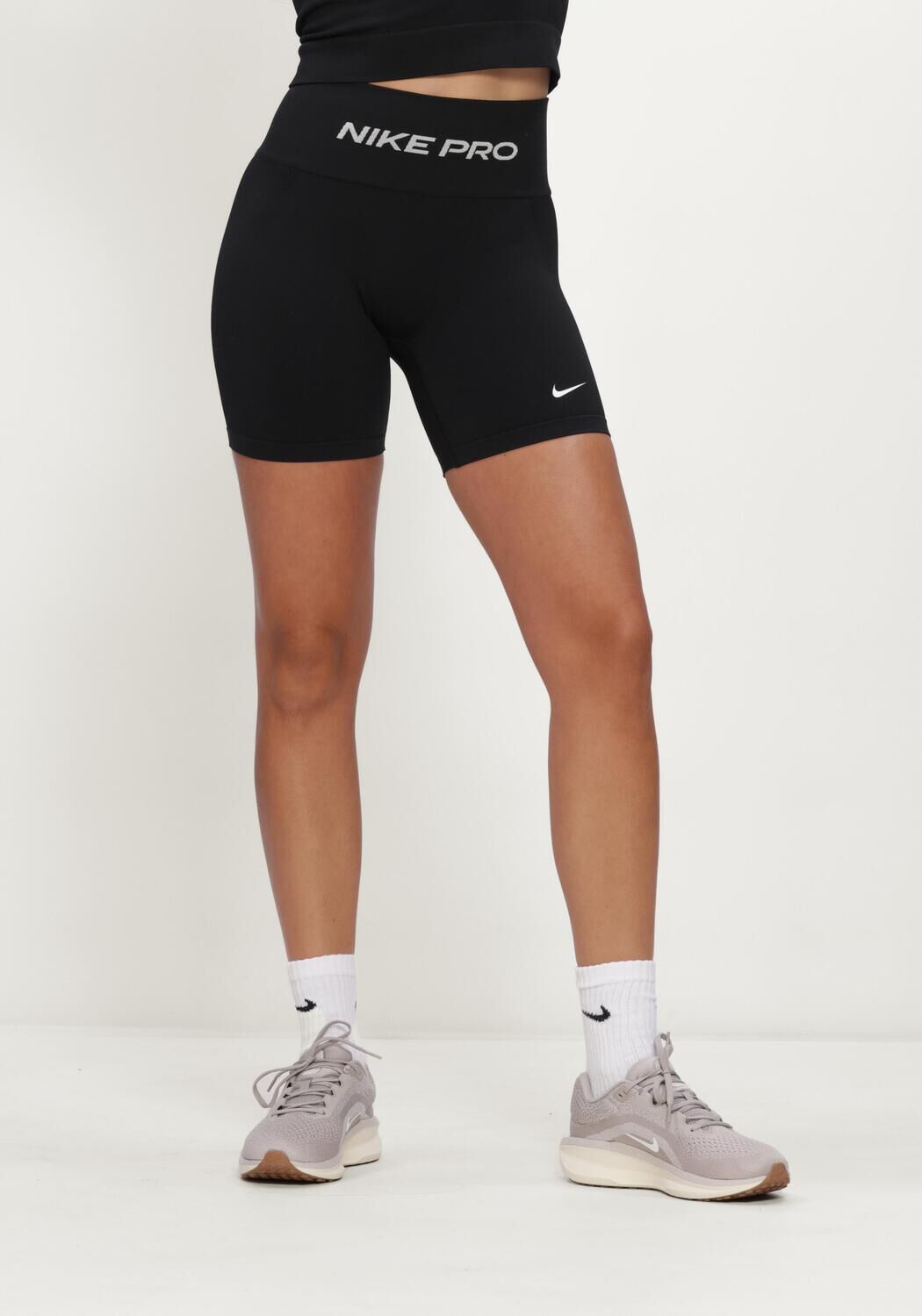 Zwarte NIKE Broeken/jumpsuits NIKE PRO SEAMLESS SHORT - large