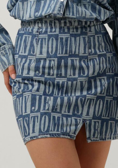 TOMMY JEANS Mini-jupe TJW TJ DENIM SPELLOUT MINI SKIRT en bleu - large