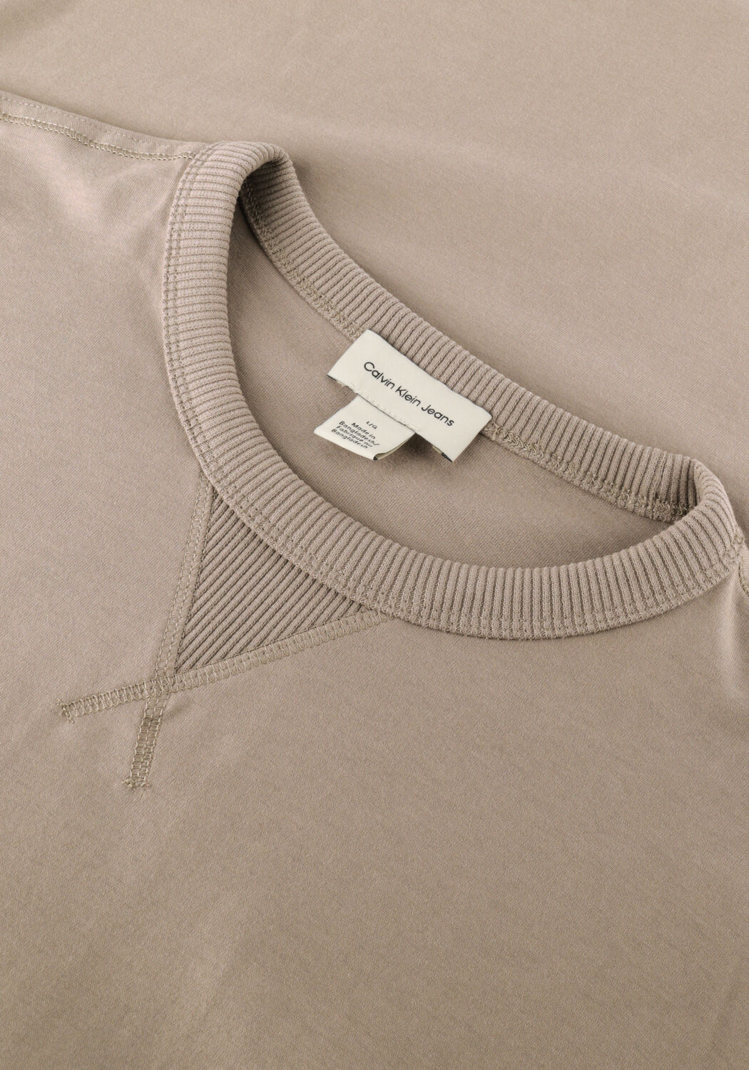 CALVIN KLEIN T-shirt BADGE REGULAR TEE en taupe - large