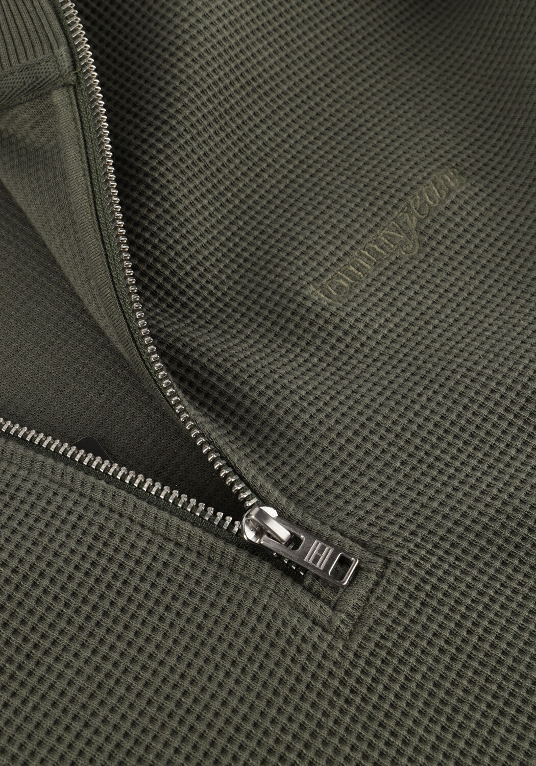 TOMMY JEANS Pull TJM RLX WAFFLE SCRIPT QRTR ZIP en vert - large