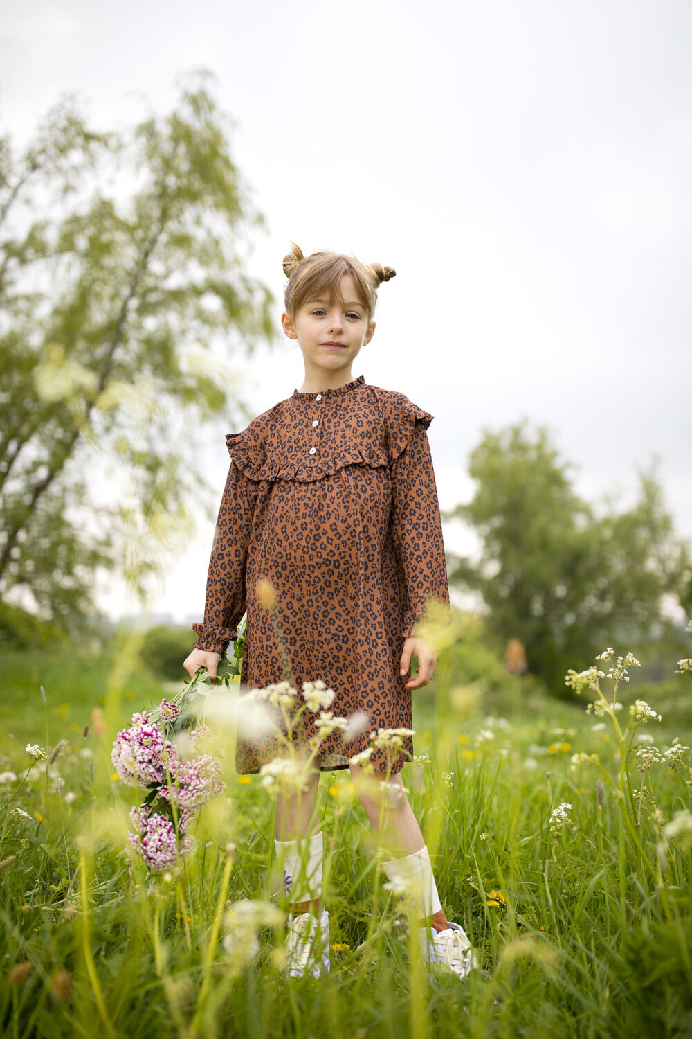 Bruine MOODSTREET Mini jurk DRESS RECYCLED PES AOP LEOPARD Omoda