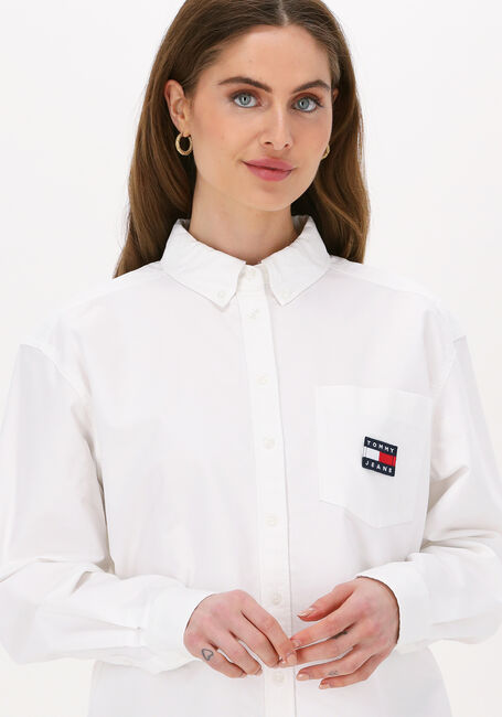 Witte TOMMY JEANS  TJW BADGE BOYFRIEND SHIRT - large