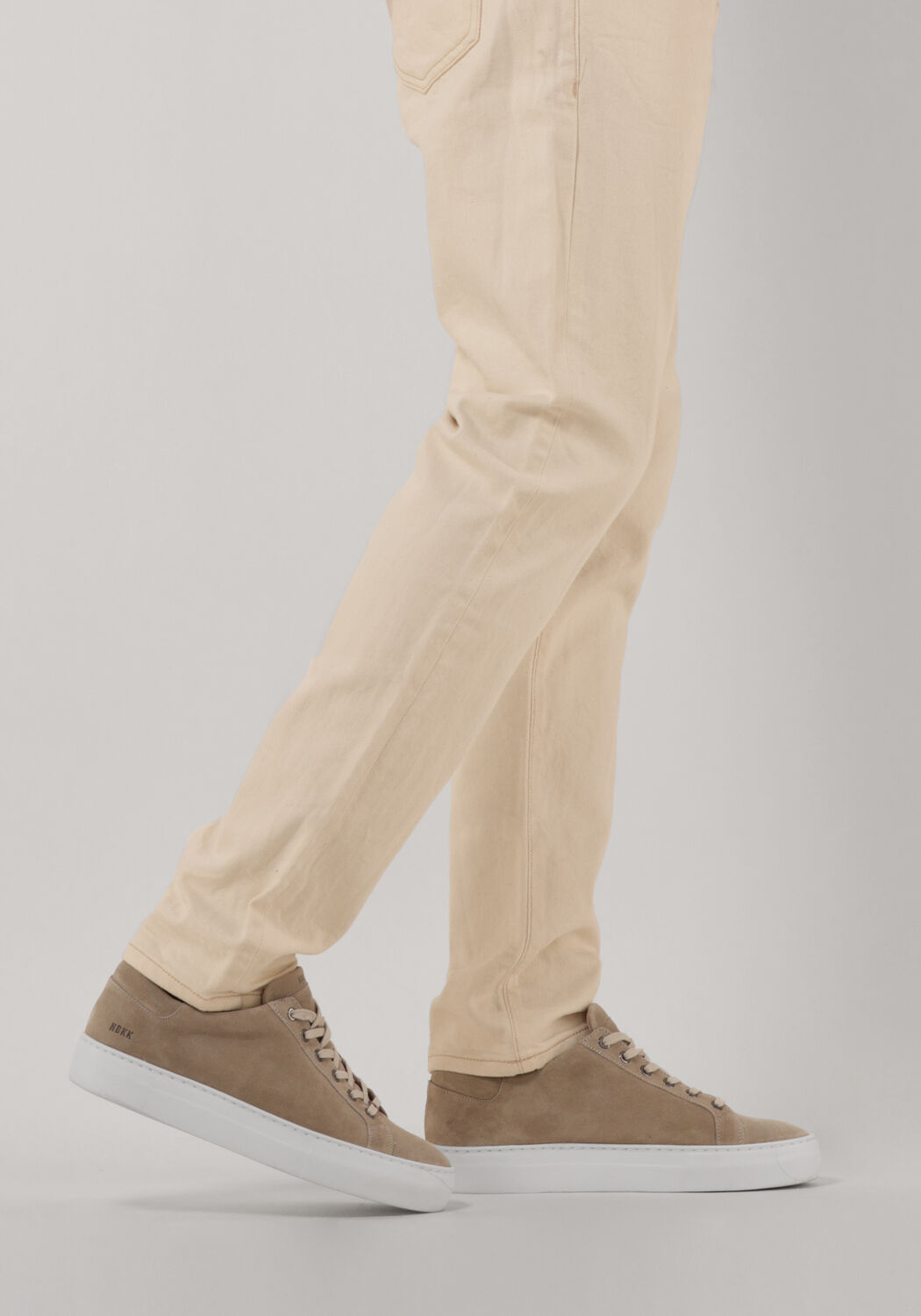 Sneakers onder kostuum shop