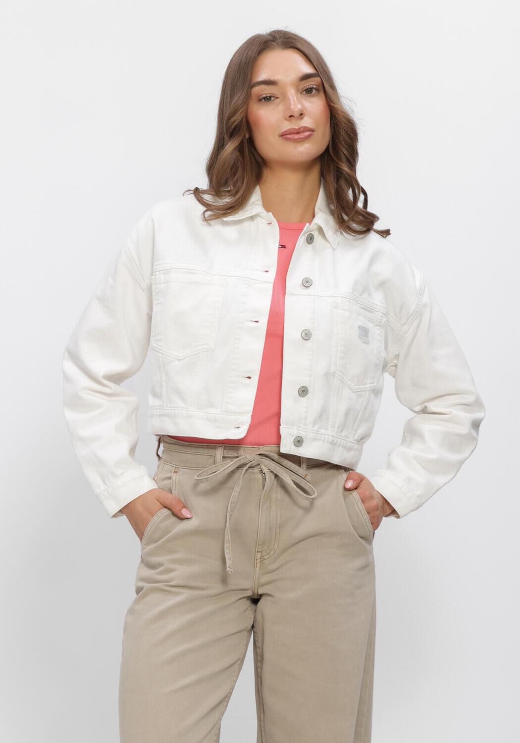 TOMMY JEANS Veste en jean OVSZ CROP TRCKR JCKT FLG BJ6099 en blanc - large