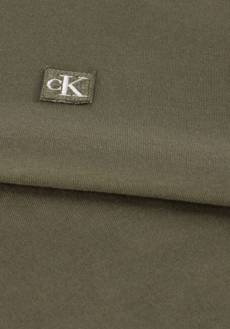 Olijf CALVIN KLEIN T-shirt CK EMBRO BADGE TEE Olijf CALVIN KLEIN T-shirt CK EMBRO BADGE TEE - large
