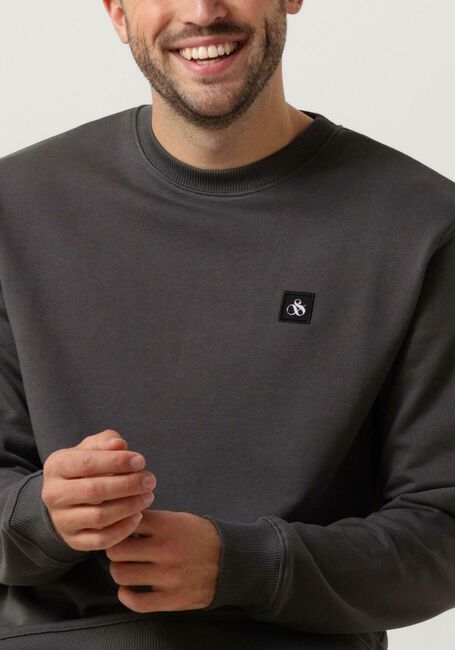 SCOTCH & SODA Pull ESSENTIAL LOGO BADGE SWEATSHIRT en gris - large