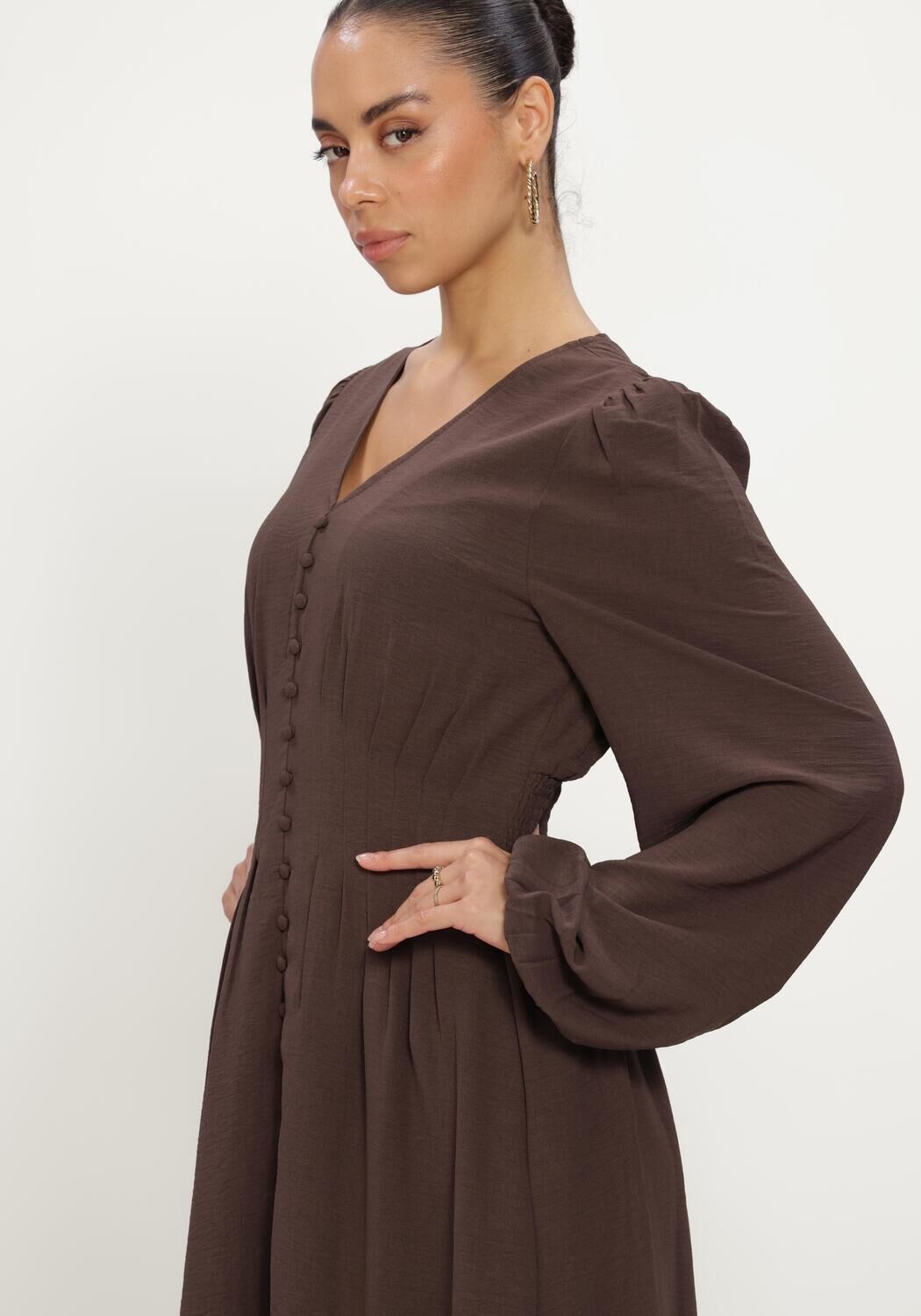 NEO NOIR Robe maxi ANNELIE SOLID CREPE DRESS en marron - large
