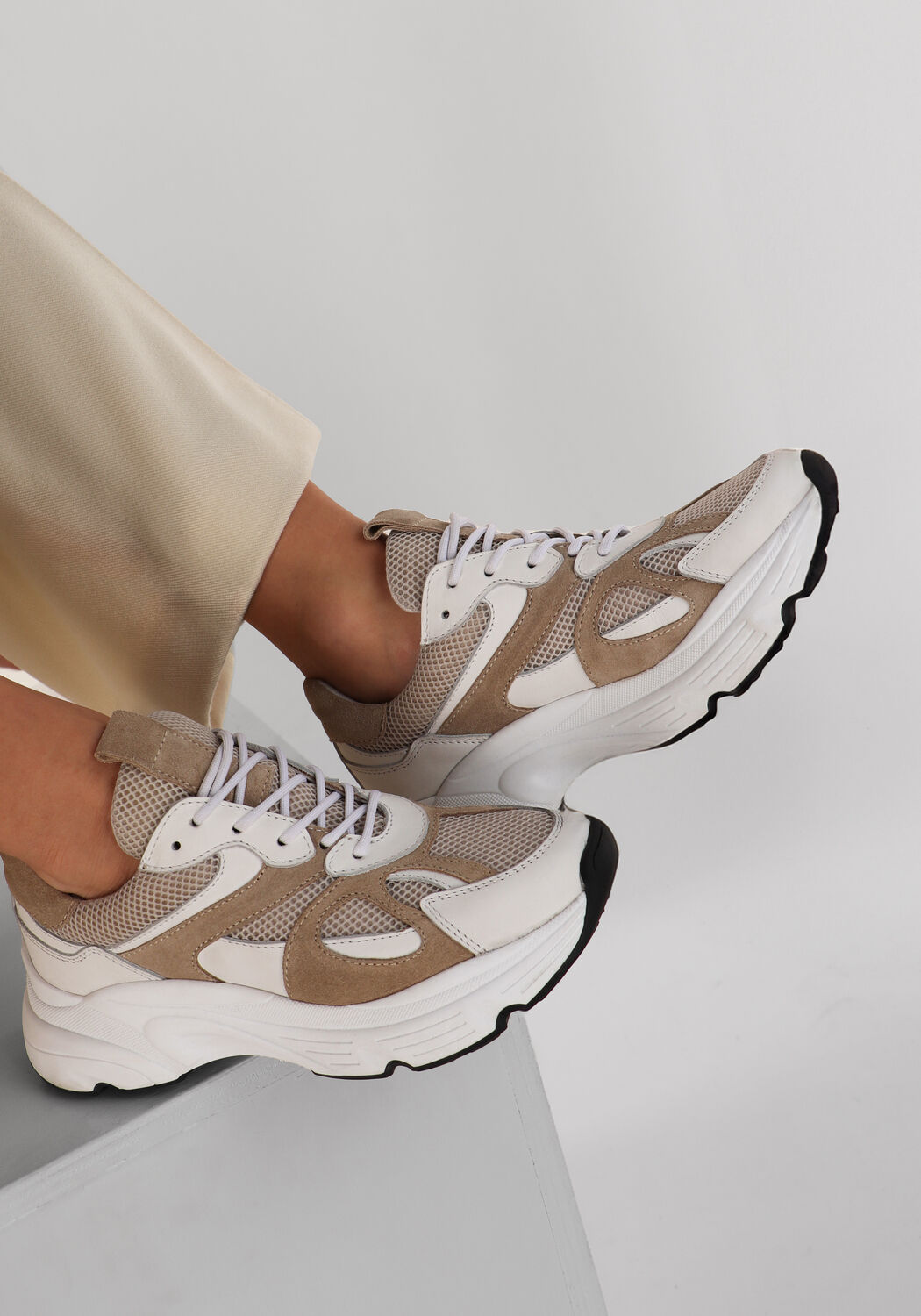 Witte OMODA ATELIER Sneakers X NINA MARRIT Omoda