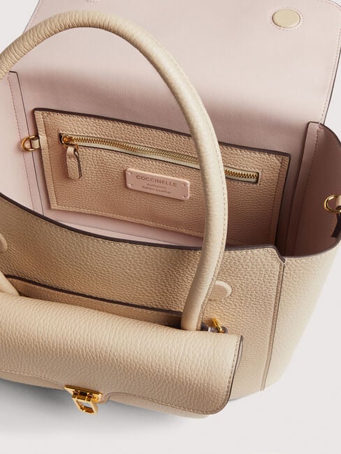 COCCINELLE DOUBLE BEAT Sac bandouli&egrave;re en beige - large