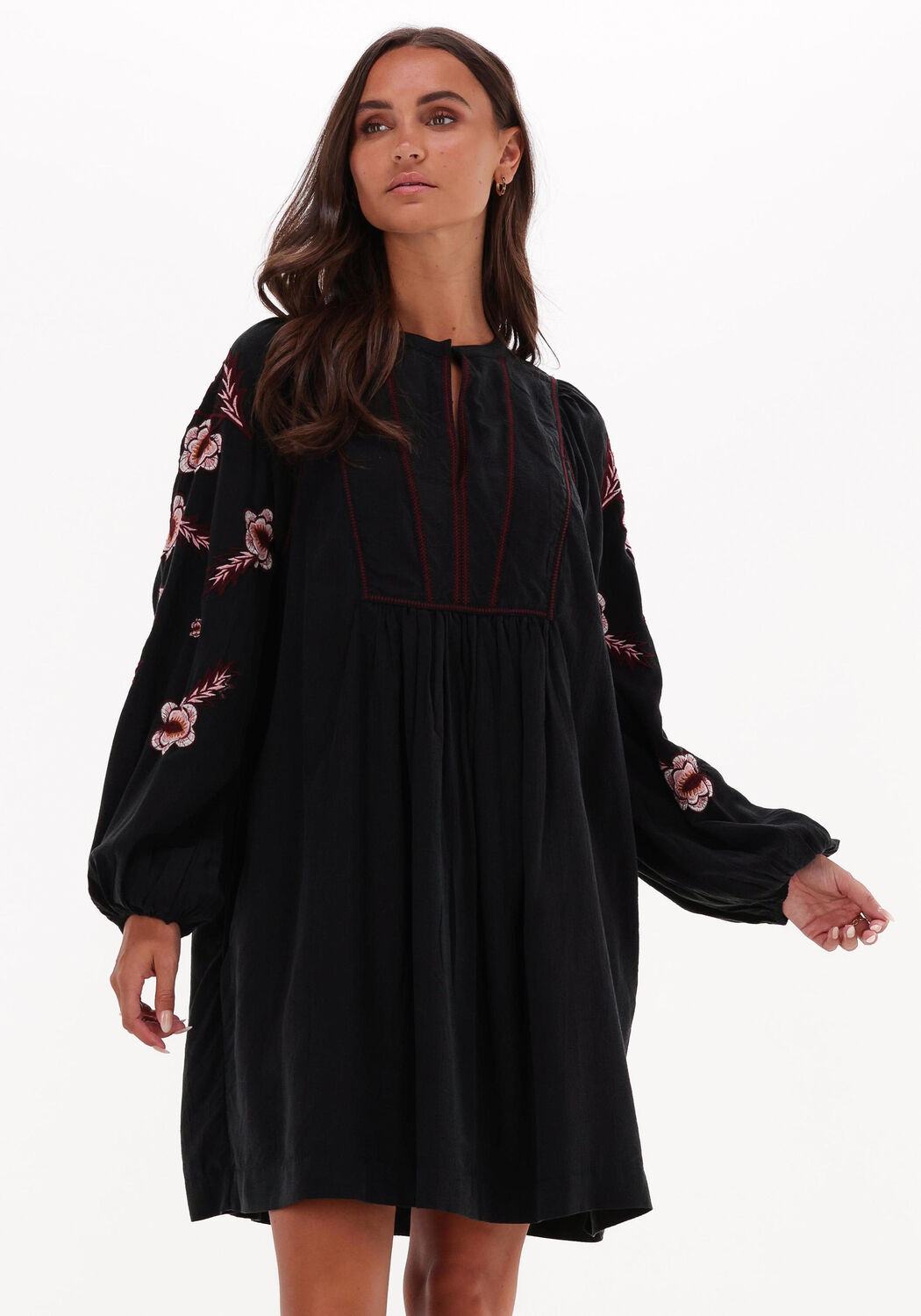 SCOTCH SODA Mini robe EMBROIDERED TENCEL LYOCELL DRESS en noir Omoda
